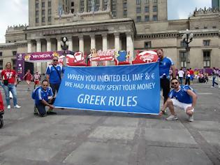 Φωτογραφία για Τρικαλινοί ύψωσαν πανό με μηνύματα για ΕΕ και ΔΝΤ στη Βαρσοβία!