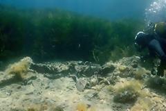 Αρχαίος κυματοθραύστης κάτω από τη Σκιάθο