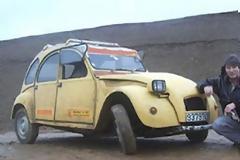 Απίστευτο! Μετέτρεψε το 2CV του σε μοτοσυκλέτα για να επιβιώσει!
