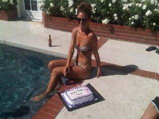 Φωτογραφία για Γιόρτασε τα γενέθλιά της στην πισίνα