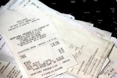Έξτρα φόρος για κάθε τρεις αποδείξεις που πετάμε καθημερινά