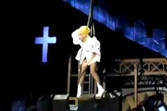 Χτύπησε στο κεφάλι με μεταλλικό στύλο η Lady Gaga!