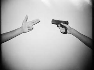 Φωτογραφία για Το μήνυμα του 24χρονου από την Παιανία: Τα όπλα δεν είναι λύση