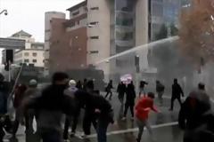 Πεδίο μάχης το κέντρο του Σαντιάγκο με αφορμή τελετή για τον Πινοσέτ
