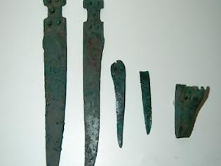 Φωτογραφία για Βρέθηκαν προϊστορικά όπλα σε τάφους