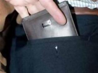 Φωτογραφία για Γυναίκα άρπαξε πορτοφόλι μέσα σε ασανσέρ!