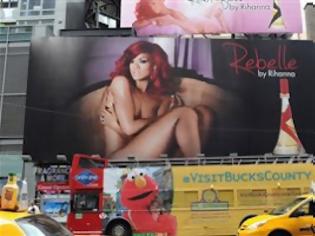 Φωτογραφία για Η Rihanna γυμνή στο... δρόμο