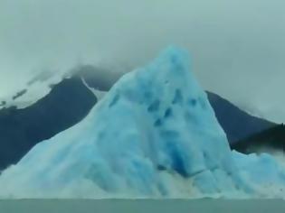 Φωτογραφία για Θεαματική κατάρρευση τεράστιου παγόβουνου! (video)