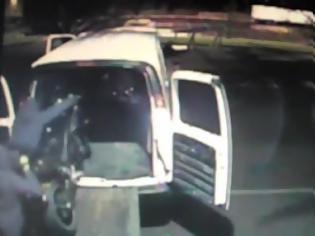 Φωτογραφία για Απίστευτο βίντεο με κάμερες ασφαλείας να καταγράφουν τη κλοπή μοτοσυκλετών από κατάστημα!