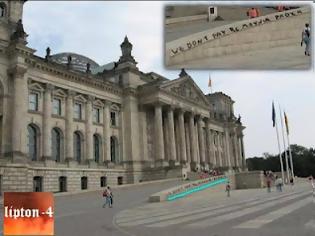 Φωτογραφία για Φοβερό σύνθημα έξω από το γερμανικό κοινοβούλιο