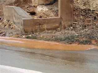 Φωτογραφία για Κατάπτωση στοάς μεταλλείου στο Στρατώνι - Τα όξινα νερά τρέχουν στους δρόμους και τη θάλασσα ανεξέλεγκτα