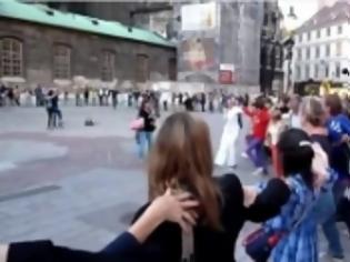 Φωτογραφία για VIDEO: Στη Βιέννη χορεύουν συρτάκι!