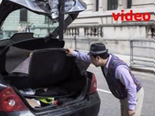 Φωτογραφία για VIDEO: Αστυνομικοί ανατίναξαν το αυτοκίνητο τουρίστα