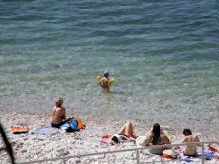 Φωτογραφία για Τους έκλεβαν τις τσάντες την ώρα που κολυμπούσαν