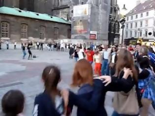 Φωτογραφία για ΑΠΙΘΑΝΟ ΒΙΝΤΕΟ: Η Βιέννη ντύθηκε στα γαλανόλευκα και χόρεψε συρτάκι!