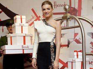 Φωτογραφία για Τι φόρεσε η Lily Donaldson στο opening των εκπτώσεων του Harrods;