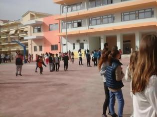Φωτογραφία για Σοκ στη Λαμία: Μαθητής γυμνασίου πυροβόλησε μέσα στο σχολείο του