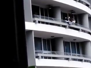 Φωτογραφία για Τραγική κατάληξη για 27χρονη: Έπεσε από τον 27ο όροφο στην προσπάθειά της να βγάλει selfie (video)