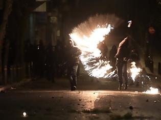 Φωτογραφία για Παράσταση δαμαρτυρίας της ένωσης Αθηνών για τη δολοφονική επίθεση στην Ομόνοια- Τρεις οι ελαφρά τραυματίες αστυνομικοί