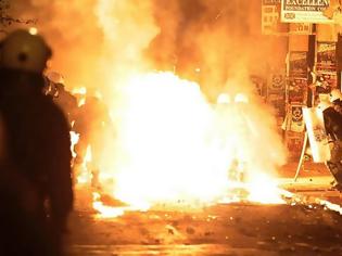 Φωτογραφία για Επίθεση με 40 μολότοφ στο Α.Τ. Ομόνοιας - Ήθελαν να κάψουν ζωντανούς αστυνομικούς - Τέσσερις αστυνομικοί τραυματίες -Εικόνες-Βίντεο