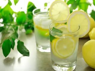 Φωτογραφία για Ζεστό νερό με λεμόνι! 4 λόγοι που πρέπει να γίνει η καθημερινή σου συνήθεια...
