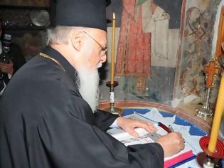 Φωτογραφία για 11171 - Σαν σήμερα, το 2013, ο Οικουμενικός Πατριάρχης επισκέφθηκε το Ιερό Κελλί του Διονυσίου του εκ Φουρνά στις Καρυές Αγίου Όρους. Τι έγραψε στο κατά την ημέρα εκείνη ανοιχθέν βιβλίο