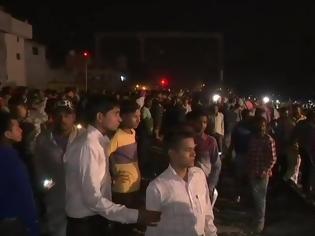 Φωτογραφία για Ινδία: Τρένο έπεσε πάνω σε πλήθος - Τουλάχιστον 60 νεκροί