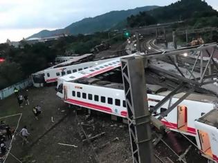Φωτογραφία για Εκτροχιασμός τρένου στο Ταϊβάν - Τουλάχιστον 17 νεκροί