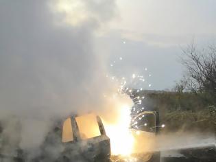 Φωτογραφία για Υπηρεσιακό όχημα τυλίχθηκε στις φλόγες - Από θαύμα σώθηκαν οι αστυνομικοί - Καταγγελία της Ένωσης Κιλκίς