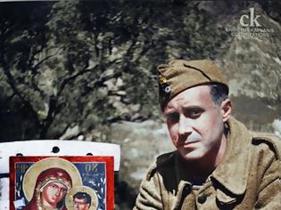 Φωτογραφία για Συγκλονιστική φωτογραφία: Ο Γιάννης Τσαρούχης με τη θρυλική εικόνα «Παναγία της Νίκης» που ζωγράφισε στο Αλβανικό μέτωπο