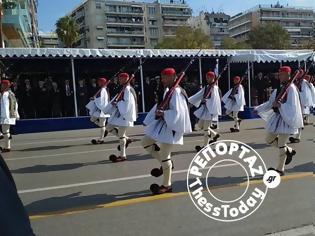 Φωτογραφία για Παρέλαση Θεσσαλονίκης: Έκλεψε τις εντυπώσεις το τάγμα Ευζώνων (BINTEO)