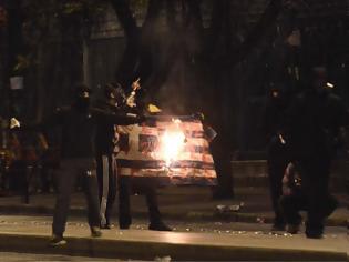 Φωτογραφία για Fake news το κάψιμο της σημαίας στο Πολυτεχνείο; Τί λένε στο bloko.gr αστυνομικοί των ΜΑΤ