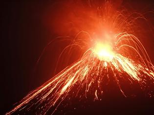 Φωτογραφία για Λάβα, καπνός και στάχτες «ξεπηδούν» από το ηφαίστειο του Κρακατόα