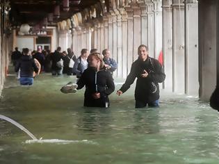 Φωτογραφία για «Βυθίστηκε» η Βενετία από τις σφοδρές βροχοπτώσεις - Κάτω από το νερό το 75% της πόλης