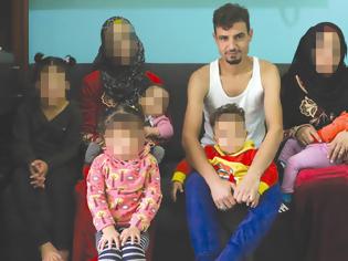 Φωτογραφία για Μια ευτυχισμένη οικογένεια με έναν άνδρα, δύο γυναίκες και έξι παιδιά