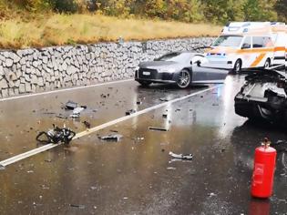 Φωτογραφία για Audi R8: Κόπηκε στη μέση μετά από σύγκρουση με VW Van