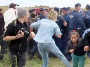 Φωτογραφία για Ουγγαρία: Το δικαστήριο απάλλαξε τη δημοσιογράφο που κλώτσησε μετανάστες