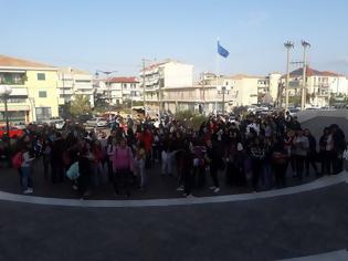 Φωτογραφία για Λευκάδα: Διαμαρτυρία μαθητών στο Διοικητήριο λόγω της φωτιά στη χωματερή | ΦΩΤΟ
