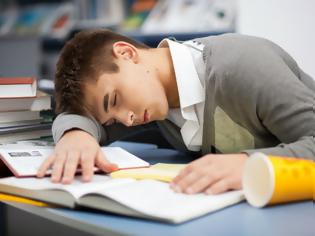 Φωτογραφία για Από τι κινδυνεύουν οι έφηβοι που αντιμετωπίζουν προβλήματα με τον ύπνο;