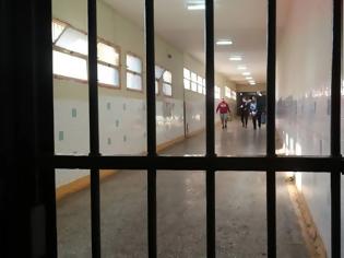 Φωτογραφία για Η σύζυγος ενός κρατουμένου περιγράφει τον «Γολγοθά» του επισκεπτηρίου στις ελληνικές φυλακές