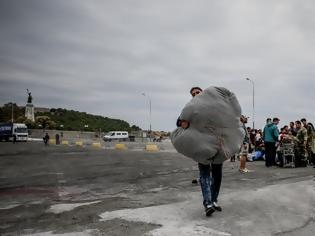 Φωτογραφία για Μεταφέρουν πάνω από 400 πρόσφυγες από τα νησιά στην ενδοχώρα