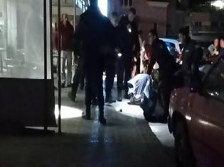 Φωτογραφία για Βίντεο από τη σύλληψη άνδρα που εισέβαλε με αιχμηρό αντικείμενο σε πρακτορείο ΟΠΑΠ
