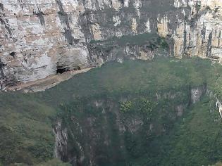 Φωτογραφία για Κίνα: Σπηλαιολόγοι πήγαν να ερευνήσουν τρύπα στο έδαφος και ανακάλυψαν σπήλαιο που μπορεί να χωρέσει ουρανοξύστη!