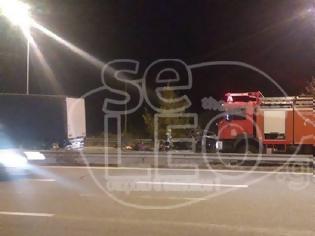 Φωτογραφία για Σφοδρή σύγκρουση φορτηγού με βαν που μετέφερε μετανάστες στην Ασπροβάλτα - Ένας νεκρός, 20 τραυματίες