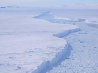 Φωτογραφία για Εντυπωσιακές εικόνες από την αποκόλληση τεράστιου παγόβουνου στην Ανταρκτική