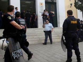 Φωτογραφία για Γνωστός θεατρικός συγγραφέας δάγκωσε αστυνομικό για να μην του κάνει έλεγχο στην είσοδο της Ευελπίδων