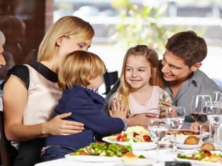 Φωτογραφία για Γεύμα στο εστιατόριο με τα παιδιά: Ποιες είναι οι πιο υγιεινές επιλογές που πρέπει να προτιμήσετε;