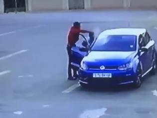 Φωτογραφία για Ληστές εκτελούν εν ψυχρώ με πέντε σφαίρες επιβάτη αυτοκινήτου - Το βίντεο σοκάρει