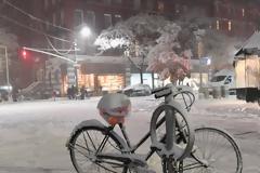 Εντυπωσιακές εικόνες: Ξαφνική χιονοθύελλα «έντυσε» στα λευκά τη Νέα Υόρκη