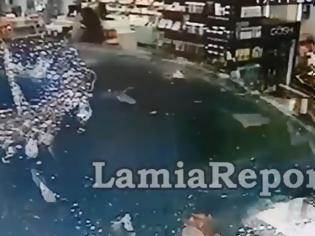 Φωτογραφία για Τρομακτικό βίντεο: Η τρελή πορεία του βαν που μπούκαρε σε φαρμακείο στη Λαμία